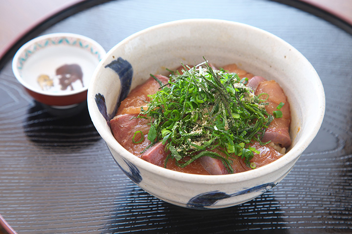 たっぷり薬味のブリ丼