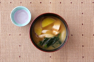 さつまいもと厚揚げのみそ汁